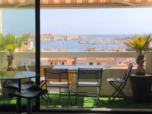 Studio mezzanine Cap d’Agde vue sur port et mer