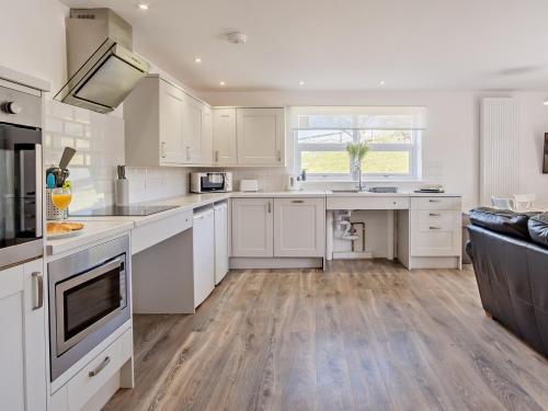 Facilities, 4 Bed in Newport 90249 in Newport North