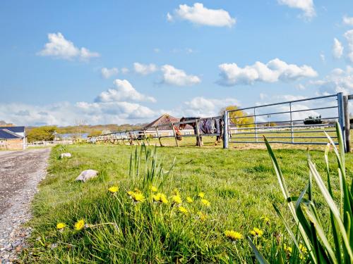 Facilities, 4 Bed in Newport 90249 in Newport North