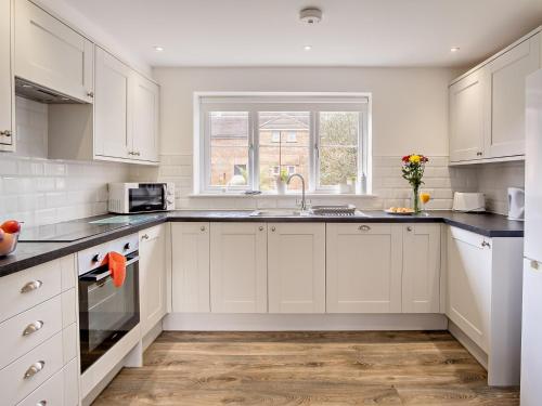 Facilities, 4 Bed in Newport 90251 in Newport North