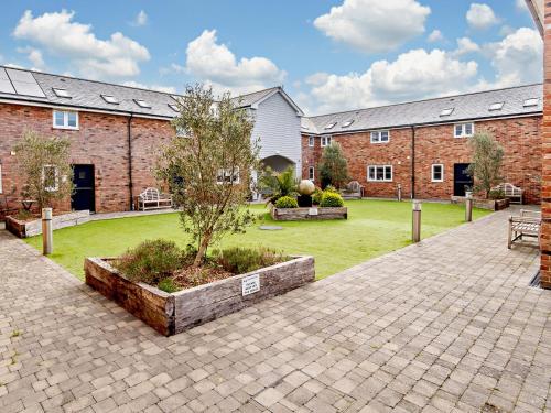 Facilities, 2 Bed in Newport 90243 in Newport North