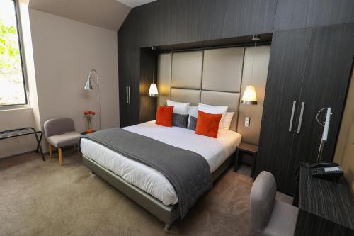 1 queen bed