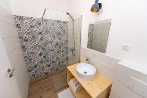 One-Bedroom Apartment image 3