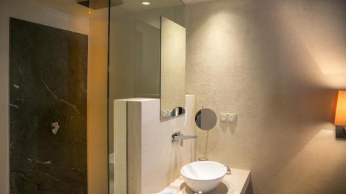  Suite with Balcony - Daphne image 7
