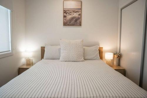 . Sandy feet retreat