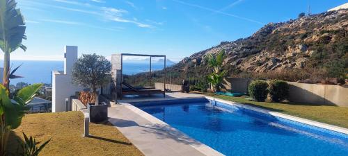 2260-Luxury villa with private pool and seaview - image 3