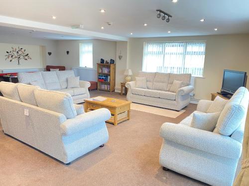 Viesnīcas āriene, m² 9 guļamistaba, 9 privāta vannas istaba  Hardstoft
 (Whitton Lodge sleeps 26) in Hardstoft ciems
