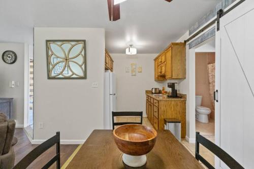 Stylish cozy 1 Bedroom Apartment in Ferndale MI in Ferndale, USA