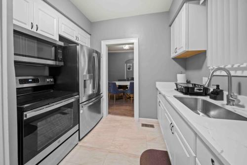 Cozy 3bd home in downRoyal Oak in Royal Oak, USA