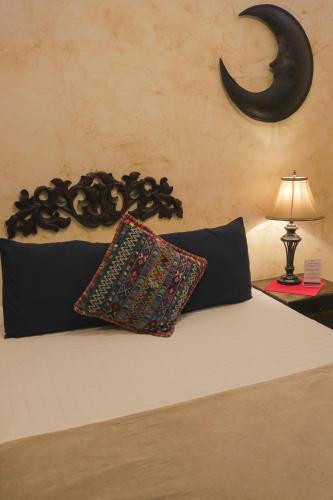 Standard Double Room image 3
