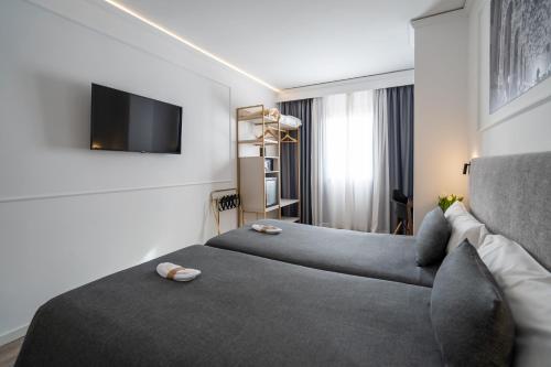 Double or Twin Room image 4