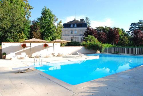 2 bedroom apartment in the grounds of a Chateau