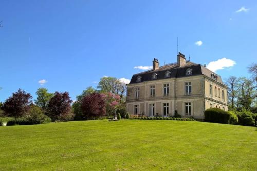 2 bedroom apartment in the grounds of a Chateau