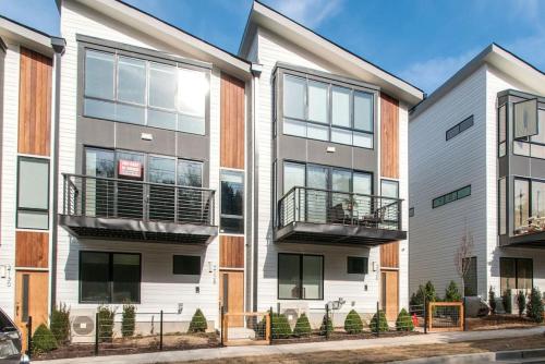 Modern Townhome, Large Game Room with Ping Pong, 10min to Downtown! Sleeps 12! in Nashville, USA