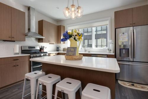 Modern Townhome, Large Game Room with Ping Pong, 10min to Downtown! Sleeps 12! in Nashville, USA
