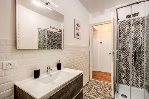 MONTI QUIET AND SPACIOUS APARTMENT, Rom (Foto 10)