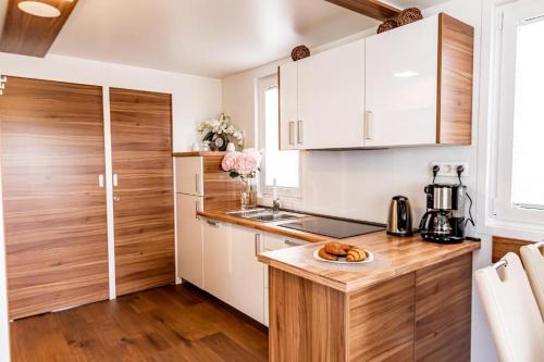 Floating Sea House Aurora – Portoroz, MO