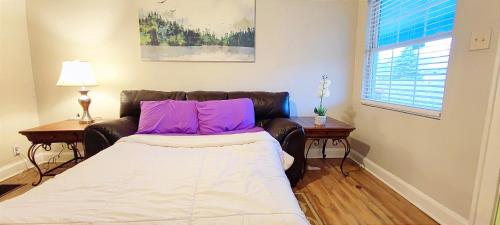 Entire Home/Firm Queen Bed/3 Miles to Downtown Indy