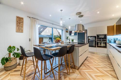 Kitchen, SUITE ET CHAMBRES d'hotes Voyage affaires Parking gratuit Proche Paris Versailles Giverny Yvelines in Epone