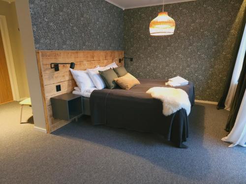 1 queen bed, 1 sofa bed
