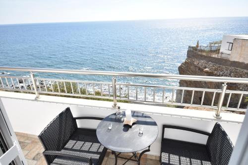 House with view sound of waves, Paránimfoi