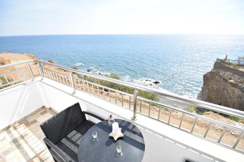 House with view sound of waves in Asterousia