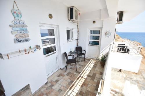 House with view sound of waves in Asterousia