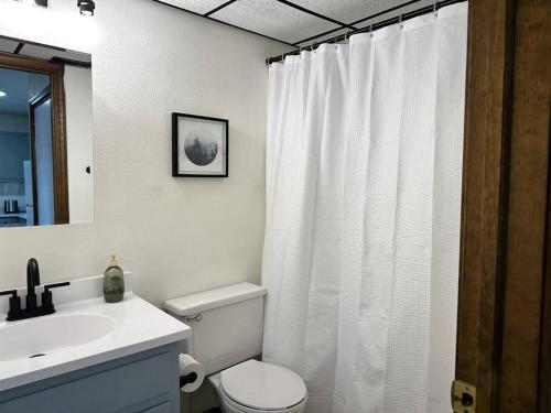 Capital Suite on 6th Street - King Bed / Downtown! in Springfield, USA