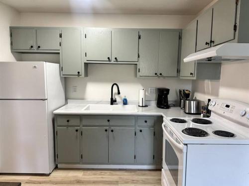Capital Suite on 6th Street - King Bed / Downtown! in Springfield, USA