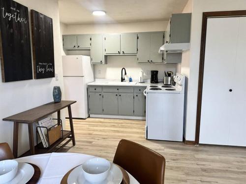 Capital Suite on 6th Street - King Bed / Downtown! in Springfield, USA