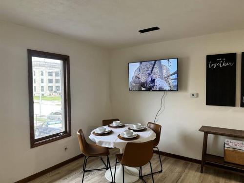 Capital Suite on 6th Street - King Bed / Downtown! in Springfield, USA