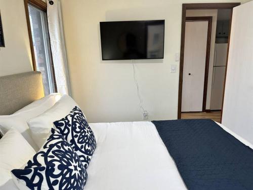Capital Suite on 6th Street - King Bed / Downtown! in Springfield, USA