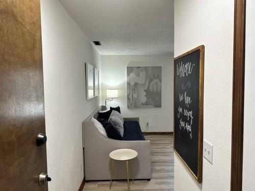 Capital Suite on 6th Street - King Bed / Downtown! in Springfield, USA