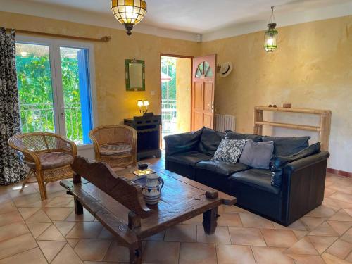 Erkély/terasz, Mas des Lavandes - 3 gîtes de charme au calme avec grande piscine en Drôme-Provençale (Mas des Lavandes - 3 gites de charme au calme avec grande piscine en Drome-Provencale) in Suze La Rousse