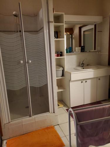 Chambre avec salle de bains - Pension de famille - Saint-Just-Saint-Rambert