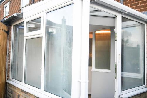 A szálláshely kívülről, 12 négyzetméteres, 3 hálószobás Ház 2 fürdőszobával Bentley területén (Comfy and Cheerful 3-bedroom home in West Midlands) in Bentley