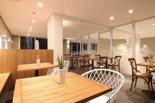 Restaurant, Flat 313 - Moderno e completo em Cabo Frio in Cabo Frio