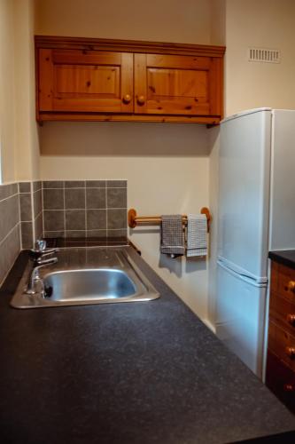 廚房, Rustic Cottage in Heart of Town in 里茲布拉福機場及附近