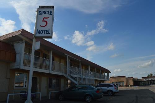 Circle 5 Motel - Accommodation - Olds