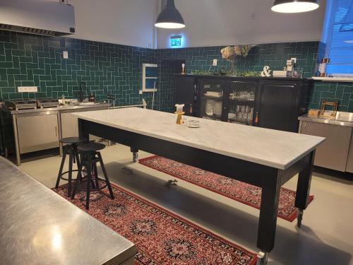 virtuve, Boutique hotel MEŅĢELES PIENOTAVA (Boutique hotel MENGELES PIENOTAVA) in Liepkalni
