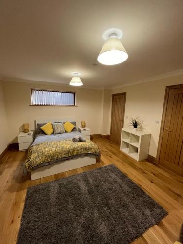 New city flat, 3 x double bed en-suite bedrooms, private kitchen & lounge, free private parking & own workspaces