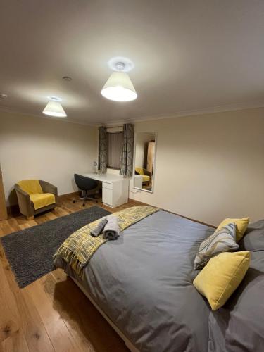 New city flat, 3 x double bed en-suite bedrooms, private kitchen & lounge, free private parking & own workspaces