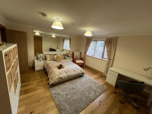 New city flat, 3 x double bed en-suite bedrooms, private kitchen & lounge, free private parking & own workspaces