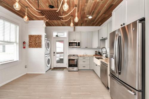 Nautical Loft with Outdoor Kitchen & Beach Access in Galveston, USA