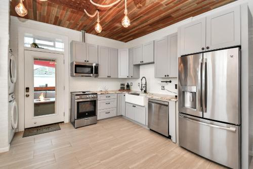 Nautical Loft with Outdoor Kitchen & Beach Access in Galveston, USA