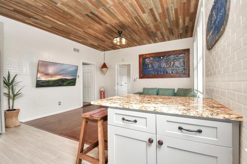 Nautical Loft with Outdoor Kitchen & Beach Access in Galveston, USA