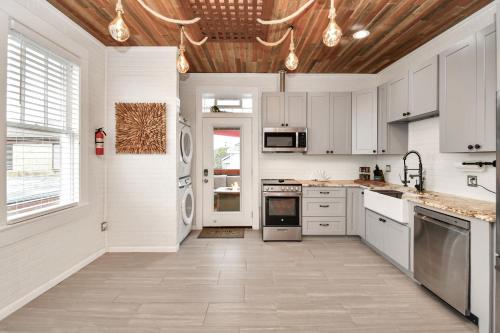 Nautical Loft with Outdoor Kitchen & Beach Access in Galveston, USA