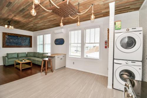 Nautical Loft with Outdoor Kitchen & Beach Access in Galveston, USA