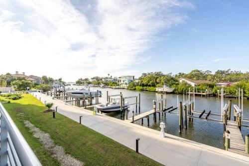 Waterside Retreat: Modern 2BR, Mins to Beach & Apt in Sarasota, USA