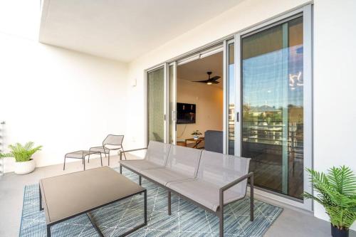 陽台/露台, Waterside Retreat: Modern 2BR, Mins to Beach & Apt in 可可納特中區